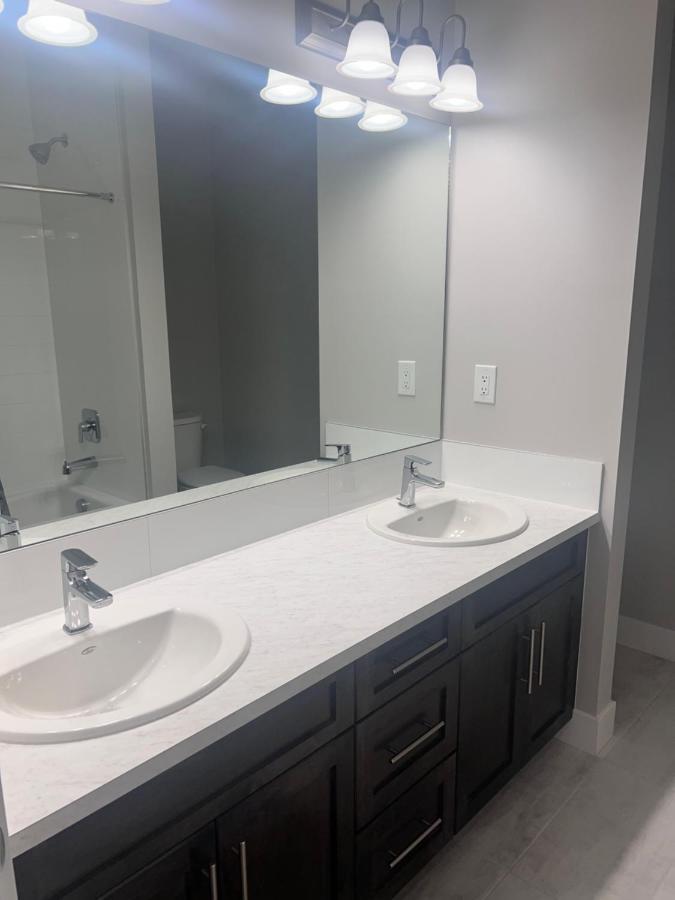 Flowealth Property Luxury Villa Near Lake Netflix Tv Wifi Calgary Luaran gambar