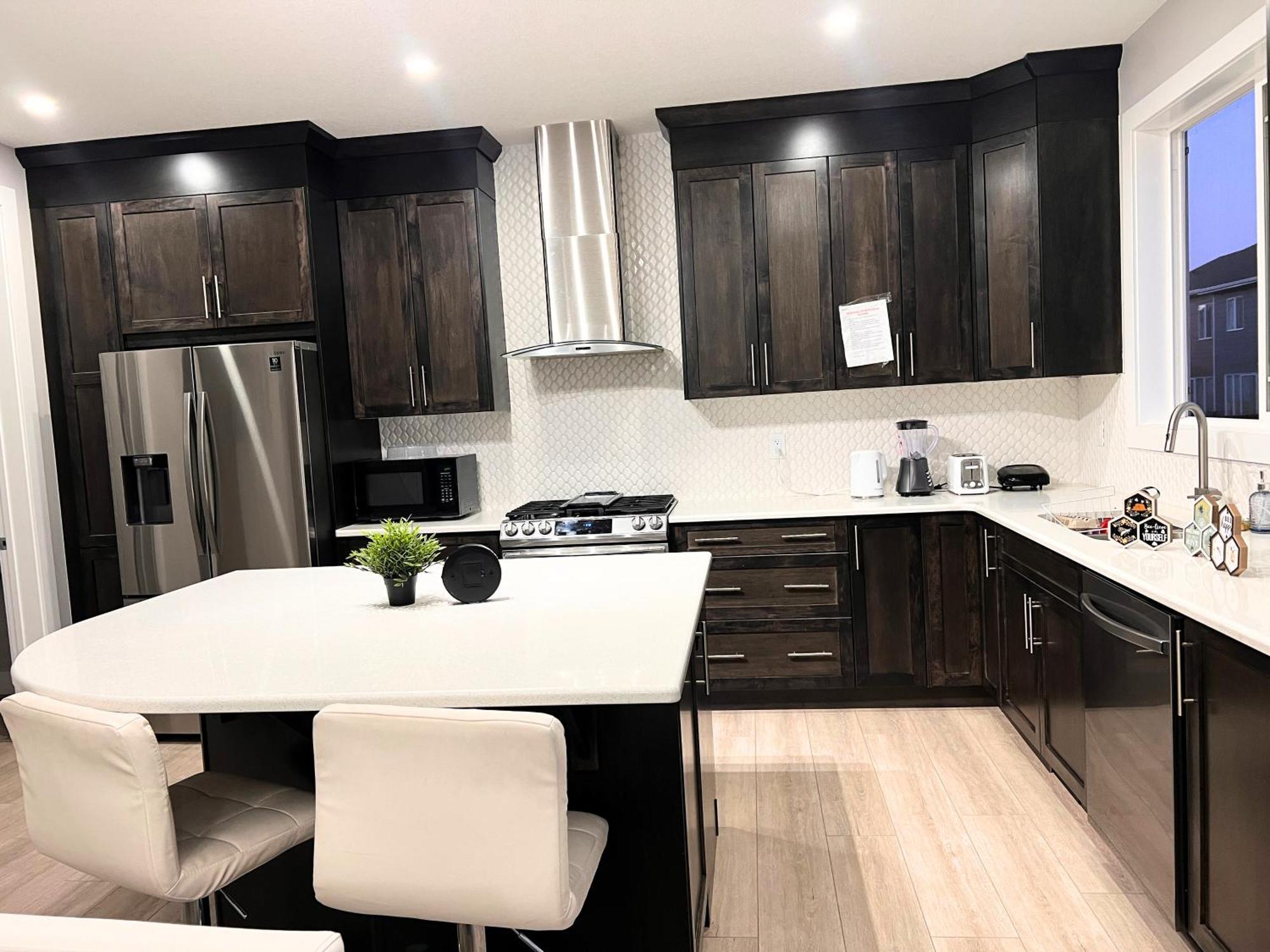 Flowealth Property Luxury Villa Near Lake Netflix Tv Wifi Calgary Luaran gambar