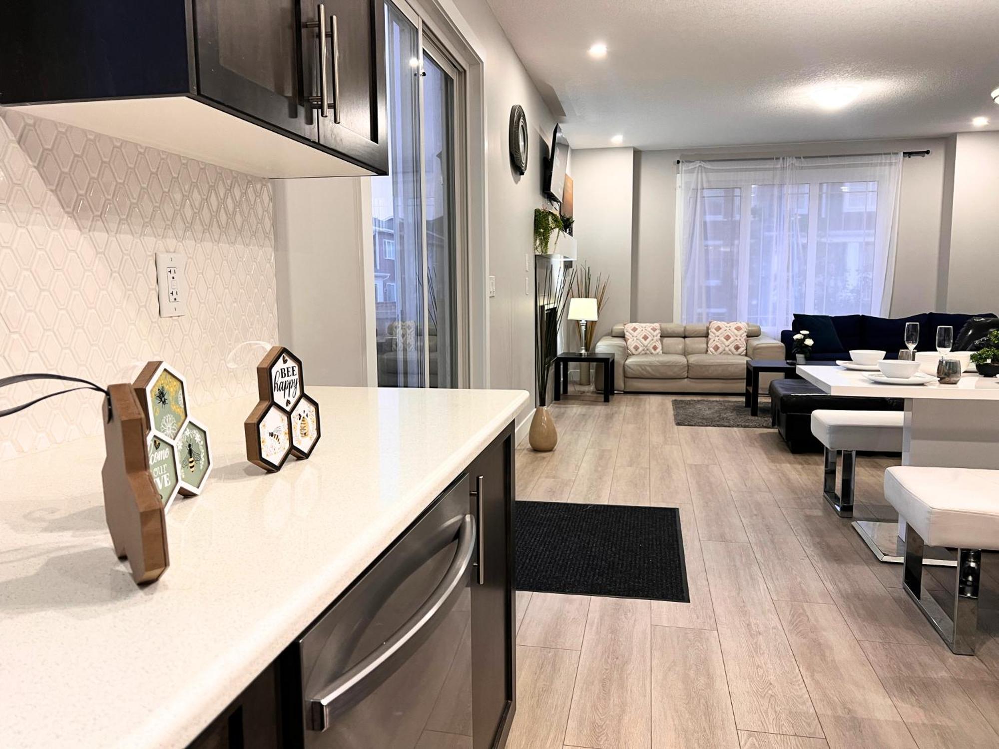 Flowealth Property Luxury Villa Near Lake Netflix Tv Wifi Calgary Luaran gambar